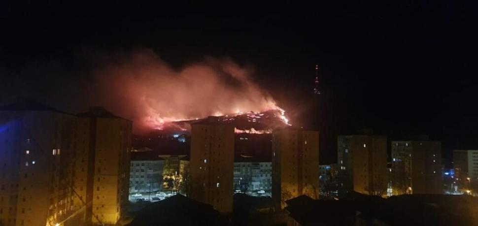 Incendiu de vegetație pe muntele Pietricica, Neamţ. Focul uriaș se apropie de zonele locuite 738836