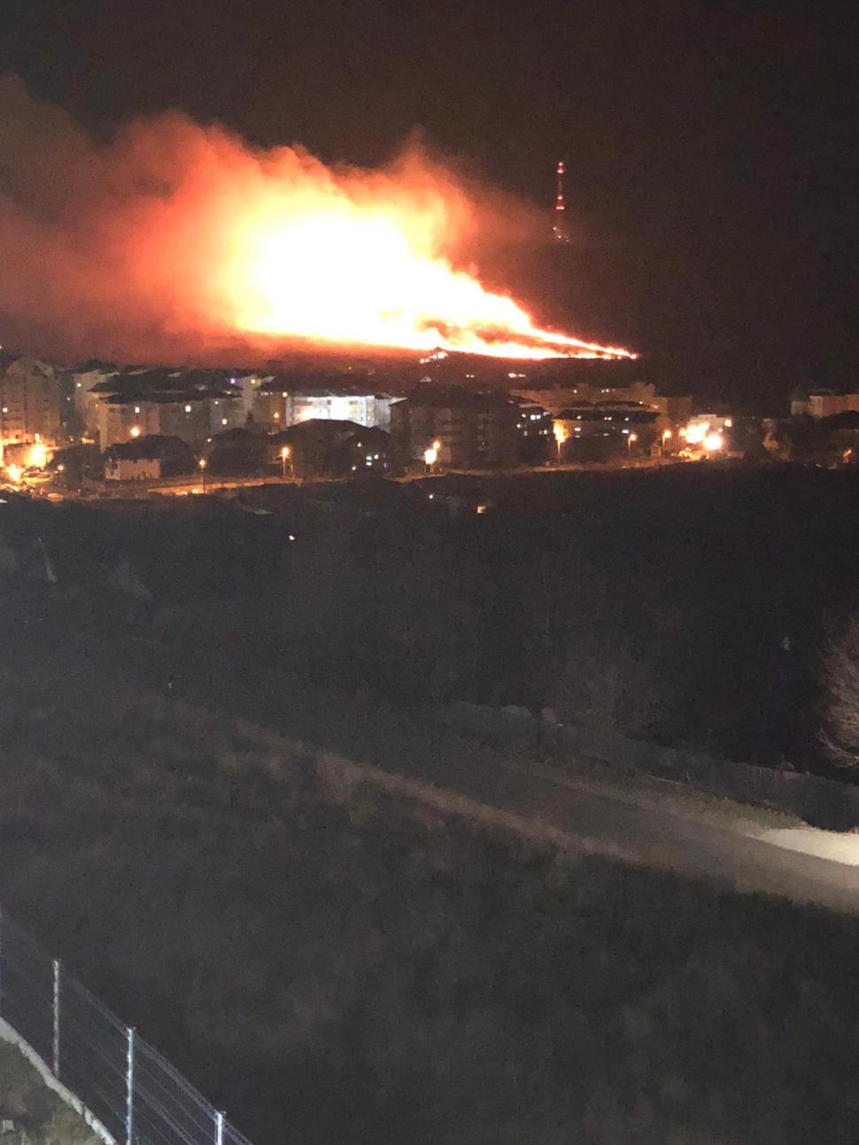 Incendiu de vegetație pe muntele Pietricica, Neamţ. Focul uriaș se apropie de zonele locuite 738838