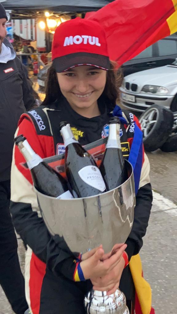 Alice Ene în Ţara Drifturilor. La 14 ani este cel mai tânăr pilot femeie ajunsă campioana Europei   738976