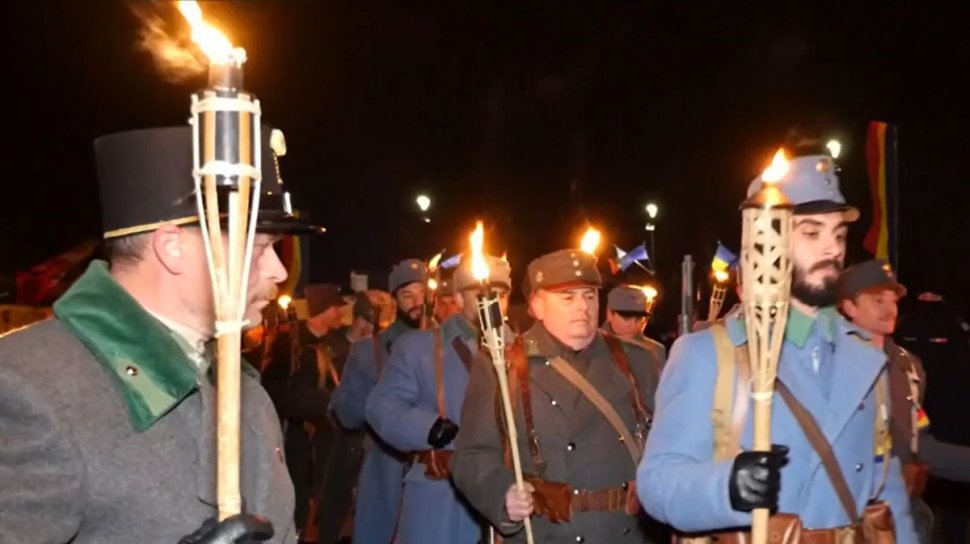 Defilare cu torţe şi fanfare la Alba Iulia! Sute de oameni au reconstituit Marea Unire