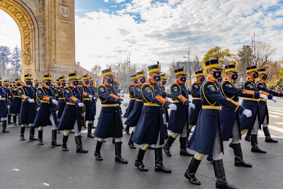 Reportaj cu militarii de la Brigada 30 Gardă "Mihai Viteazul", un adevărat simbol al defilării de 1 Decembrie