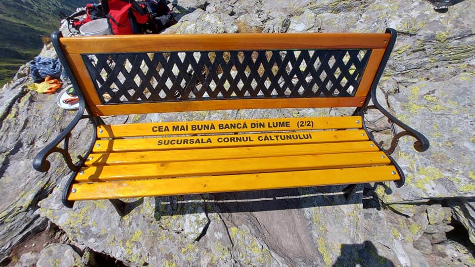 Salvamontiștii au dat jos banca de pe Vârful Călțun din Munții Făgăraș. "E la cota 2.000, proprietarul poate veni să o ridice" 739154