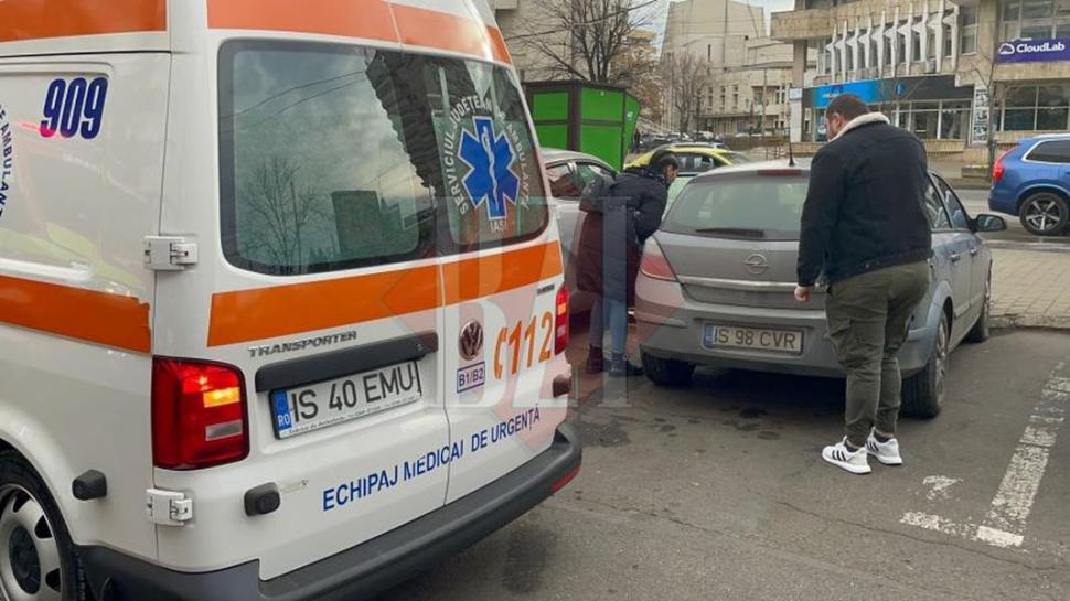 Un copil din Iaşi a rămas blocat în maşină. Părinţii au chemat pompierii 739121