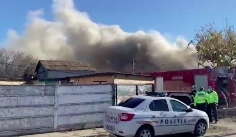 Incendiu violent într-un cartier din Constanța. Locatarii evacuați de urgență