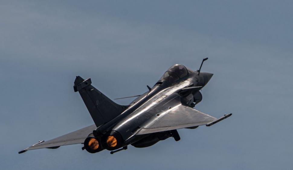 Emmanuel Macron a dat lovitura: a vândut  unui stat arab aproape 100 de avioane de vânătoare Rafale și elicoptere de luptă Caracal 739242