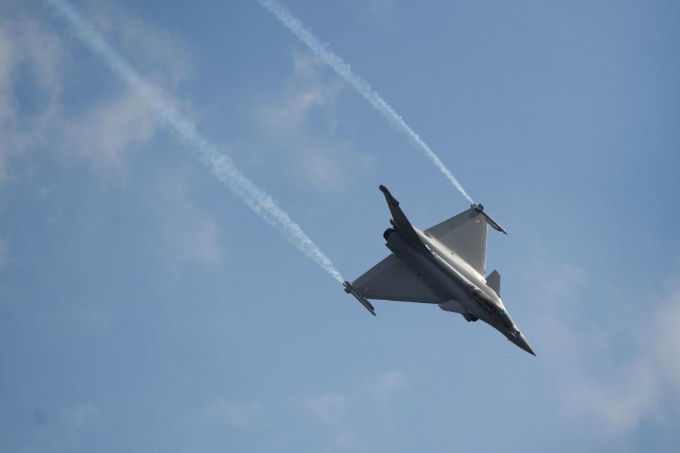 Emmanuel Macron a dat lovitura: a vândut  unui stat arab aproape 100 de avioane de vânătoare Rafale și elicoptere de luptă Caracal 739249