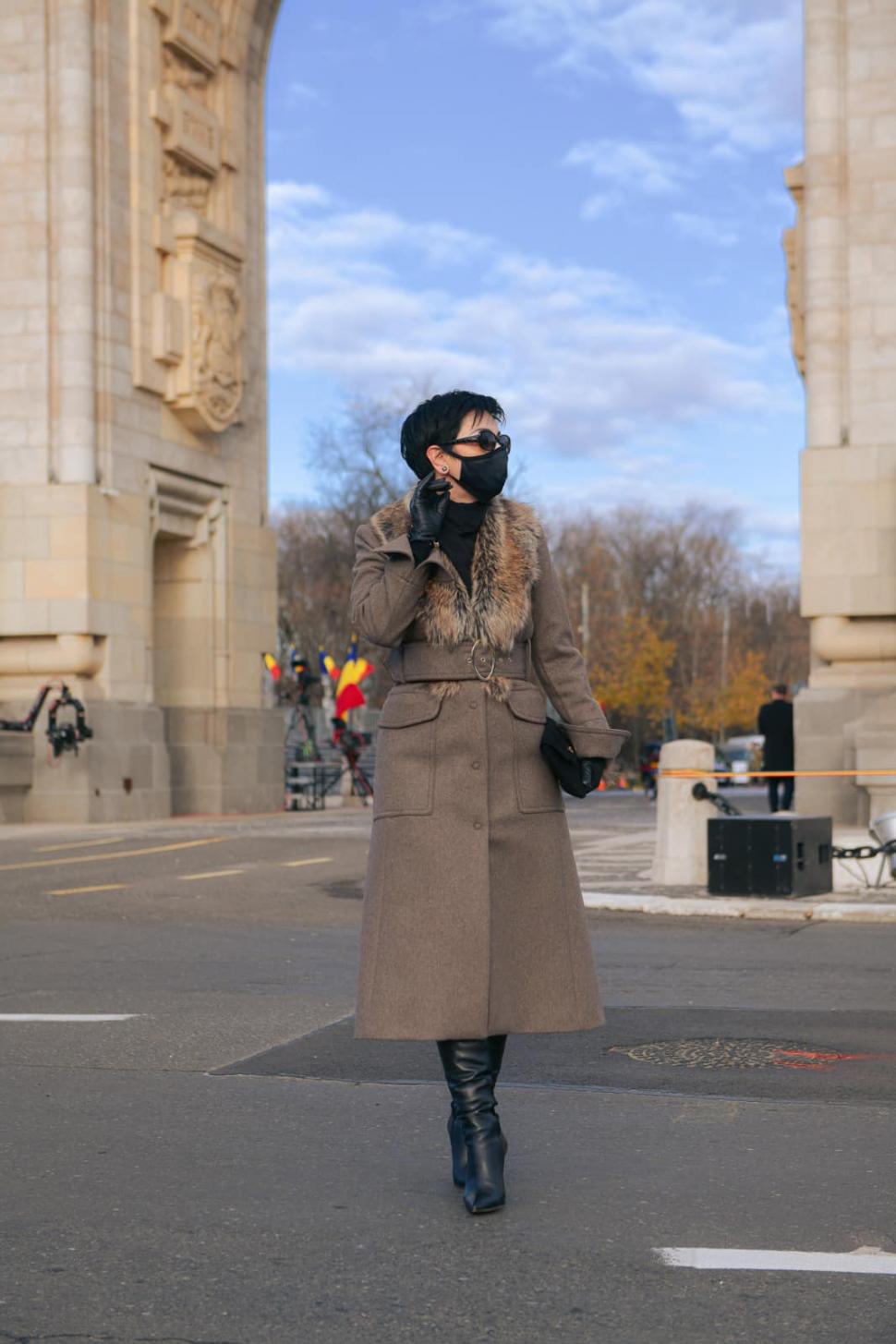 Cine este femeia elegantă care a stat alături de Klaus Iohannis la parada militară de 1 Decembrie 739303