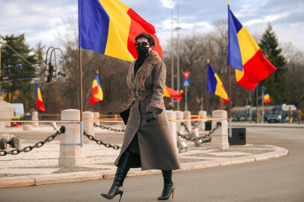 Cine este femeia elegantă care a stat alături de Klaus Iohannis la parada militară de 1 Decembrie 739304