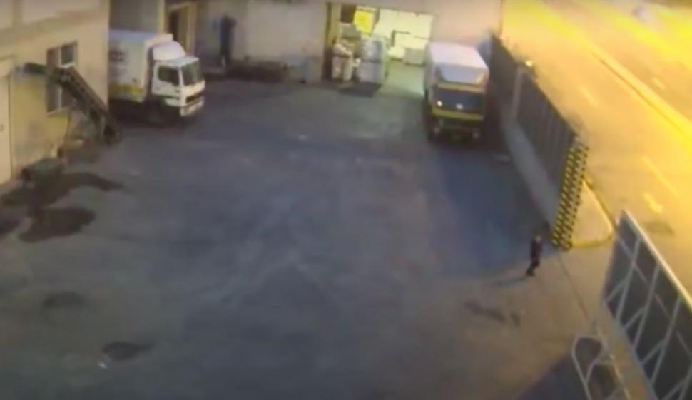 Olga, o fetiță româncă, a murit în chinuri groaznice, prinsă în poarta metalică a unui depozit, în Grecia. Nimeni n-a intervenit să o salveze 739346