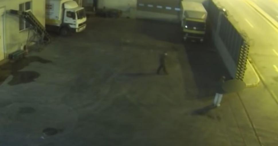 Olga, o fetiță româncă, a murit în chinuri groaznice, prinsă în poarta metalică a unui depozit, în Grecia. Nimeni n-a intervenit să o salveze 739352