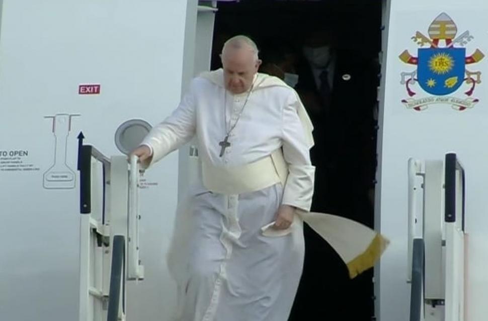 Papa Francisc a ajuns la Atena. Capitala elenă este supravegheată cu drone iar pe străzi sunt vehicule blindate 739361