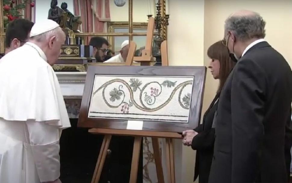 Papa Francisc a ajuns la Atena. Capitala elenă este supravegheată cu drone iar pe străzi sunt vehicule blindate 739363