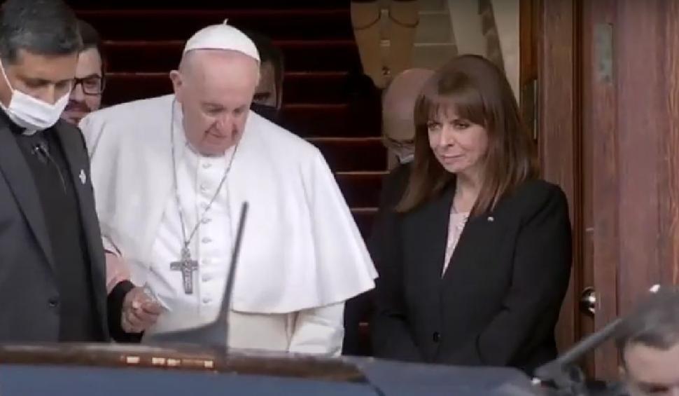 Papa Francisc a ajuns la Atena. Capitala elenă este supravegheată cu drone iar pe străzi sunt vehicule blindate 739364