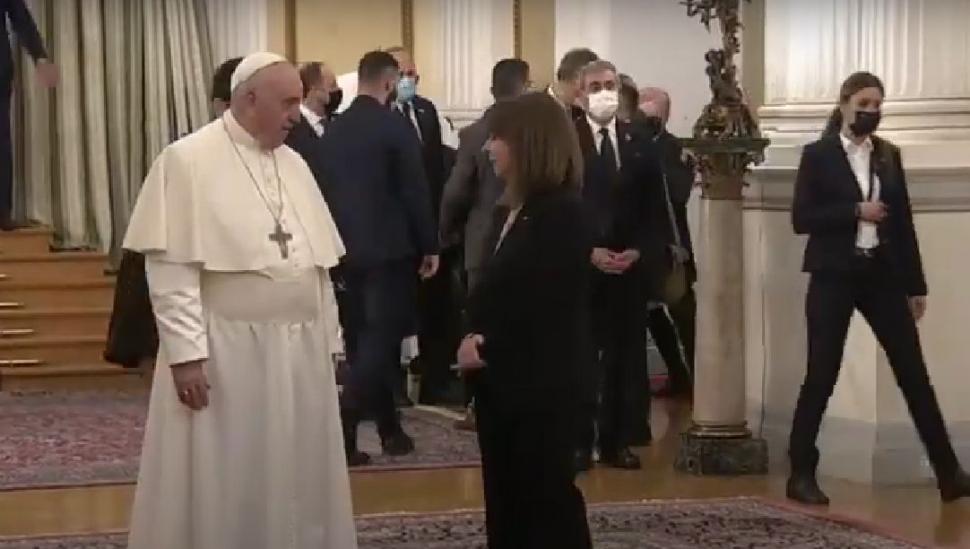 Papa Francisc a ajuns la Atena. Capitala elenă este supravegheată cu drone iar pe străzi sunt vehicule blindate 739365