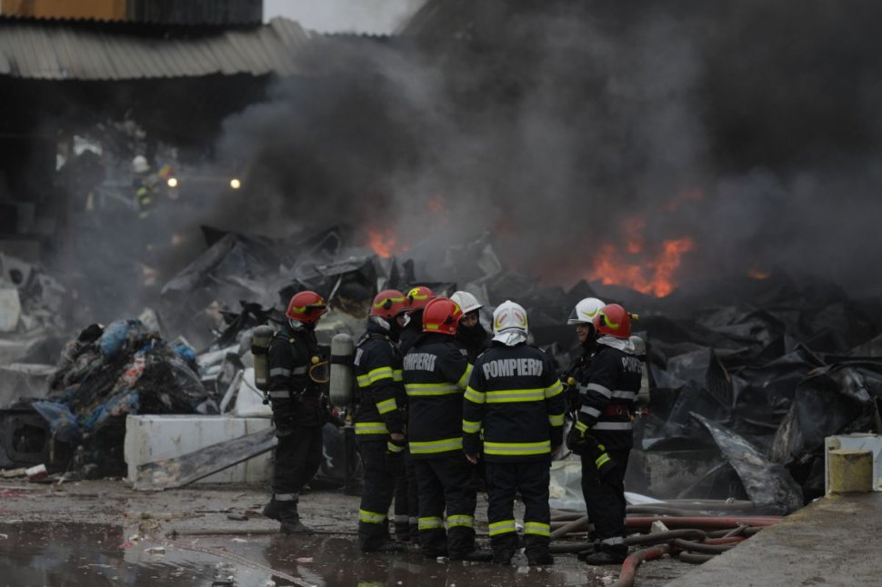 Incendiu puternic în sudul Capitalei! Flăcări uriaşe la un depozit depozit de materiale reciclabile din Popești-Leordeni