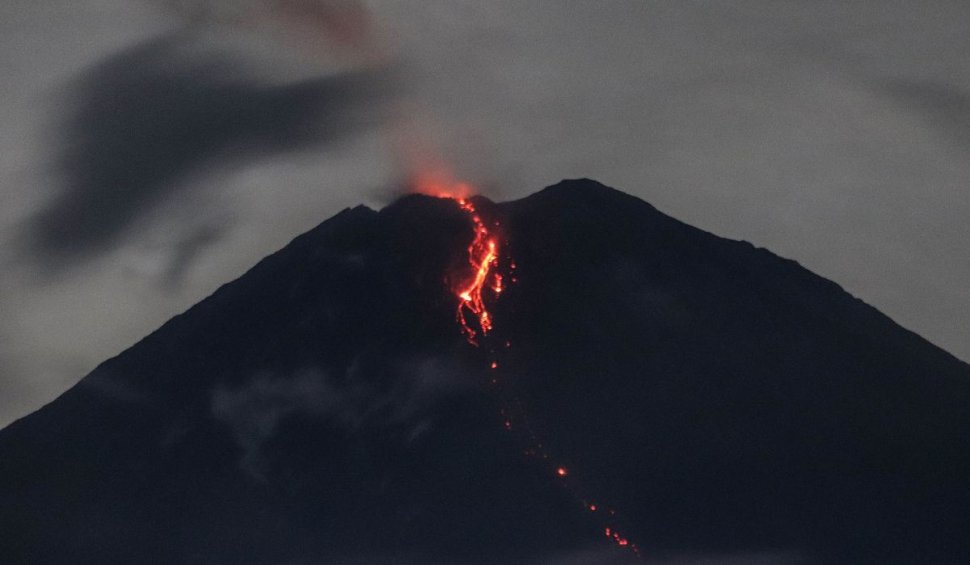 Erupția vulcanului Semeru a ucis cel puțin 14 persoane, a rupt un pod și a blocat mai mulți muncitori pe un șantier