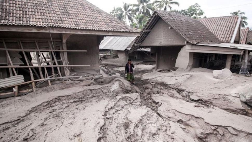 Erupția vulcanului Semeru a ucis cel puțin 14 persoane, a rupt un pod și a blocat mai mulți muncitori pe un șantier 739424