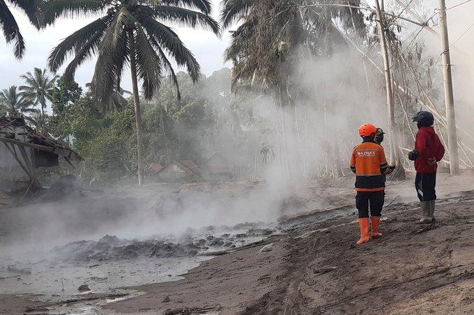 Erupția vulcanului Semeru a ucis cel puțin 14 persoane, a rupt un pod și a blocat mai mulți muncitori pe un șantier 739426