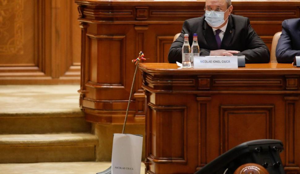 Ciubote și nuielușe în Parlament, pentru liderii politici, aduse de AUR. Marcel Ciolacu: ”Am luat-o, e a mea!” 739582