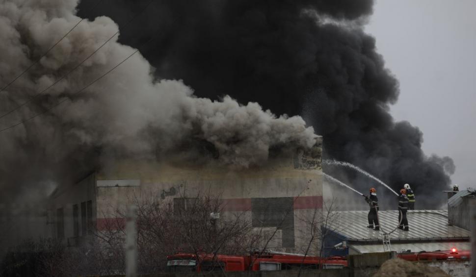 Depozitul din Popești-Leordeni care a ars duminică nu are autorizație de securitate la incendiu 739528