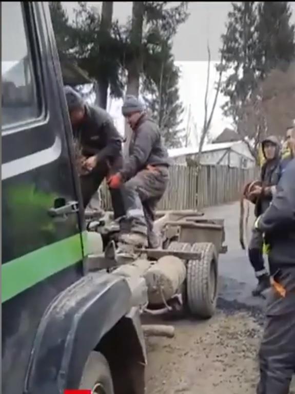 Casă dărâmată de drumari, în timp ce asfaltau o stradă în Bușteni 739689