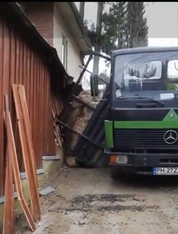 Casă dărâmată de drumari, în timp ce asfaltau o stradă în Bușteni 739690