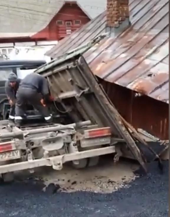Casă dărâmată de drumari, în timp ce asfaltau o stradă în Bușteni 739691