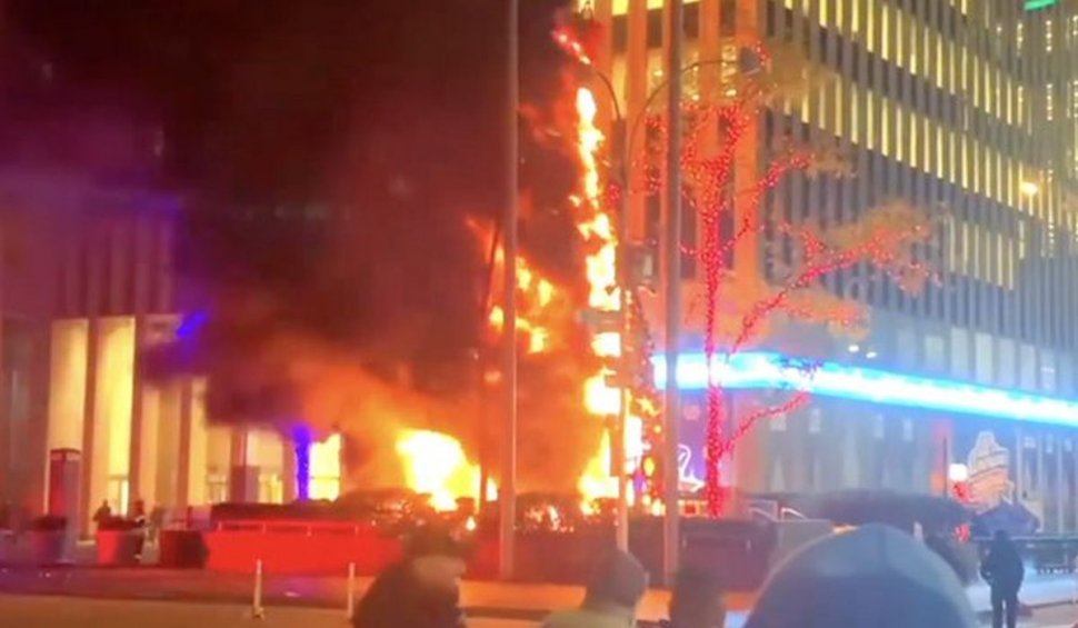 Bradul de Crăciun a fost incendiat la New York. Poliția a arestat un suspect