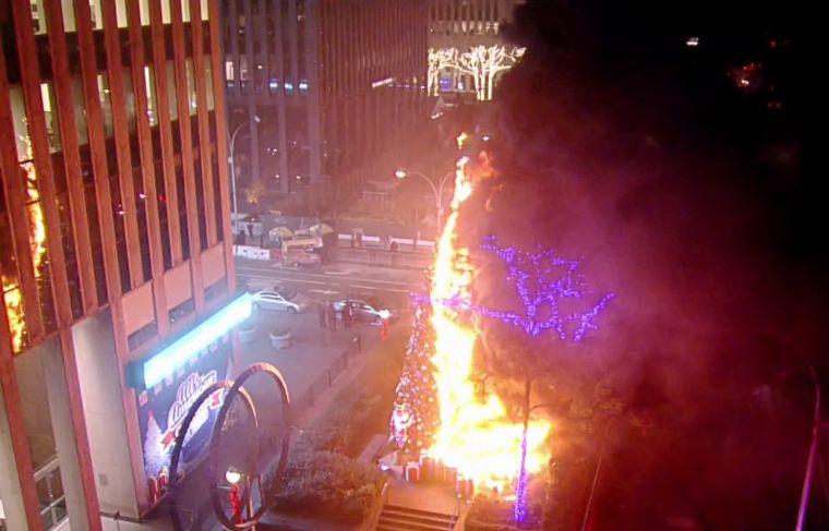 Bradul de Crăciun a fost incendiat la New York. Poliția a arestat un suspect 739922