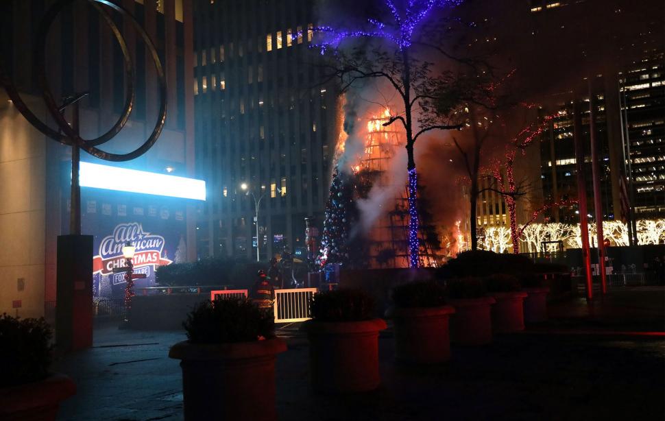 Bradul de Crăciun a fost incendiat la New York. Poliția a arestat un suspect 739923