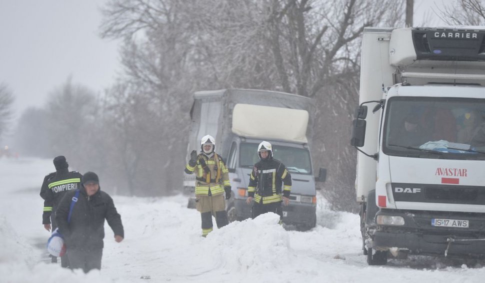 Drumarii amenință că nu deszăpezesc șoselele iarna aceasta. ”Unii ajung să doarmă pe utilaje, alții rămân izolați în viscol”