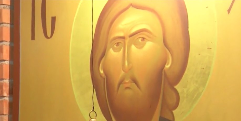 Imagini cu icoana lui Hristos care plânge de zile în șir. Preoții spun că e o minune în preajma Crăciunului