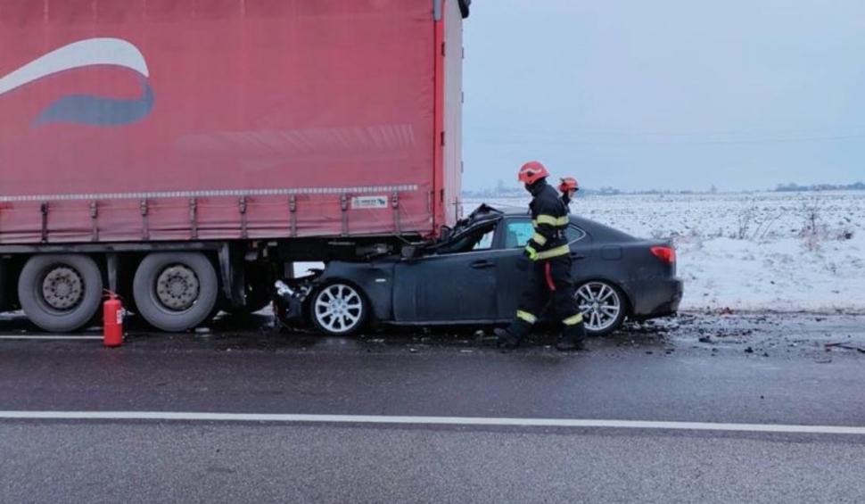 Accident grav la Suceava. Șofer scos în viață din mașina strivită sub remorca unui TIR 740081