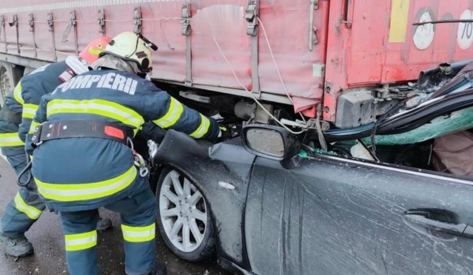 Accident grav la Suceava. Șofer scos în viață din mașina strivită sub remorca unui TIR 740082