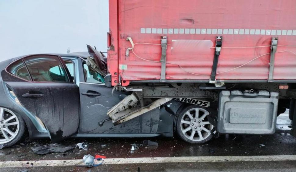 Accident grav la Suceava. Șofer scos în viață din mașina strivită sub remorca unui TIR 740083