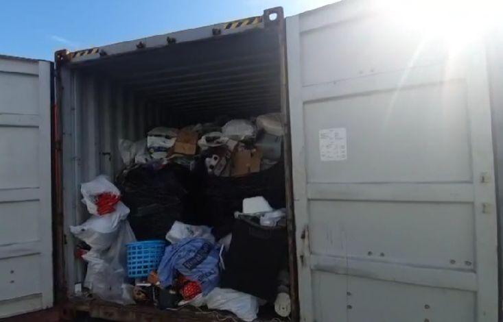 BBC a luat urma deșeurilor arse care îi sufocă pe bucureșteni. Jurnaliștii au aflat că Marea Britanie își aruncă gunoiul în România 740018