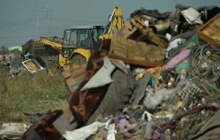 BBC a luat urma deșeurilor arse care îi sufocă pe bucureșteni. Jurnaliștii au aflat că Marea Britanie își aruncă gunoiul în România 740022