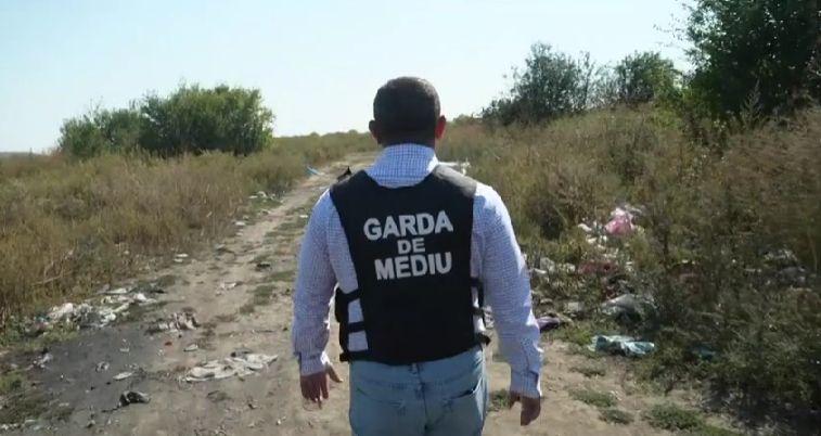 BBC a luat urma deșeurilor arse care îi sufocă pe bucureșteni. Jurnaliștii au aflat că Marea Britanie își aruncă gunoiul în România 740024