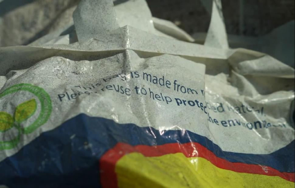 BBC a luat urma deșeurilor arse care îi sufocă pe bucureșteni. Jurnaliștii au aflat că Marea Britanie își aruncă gunoiul în România 740025