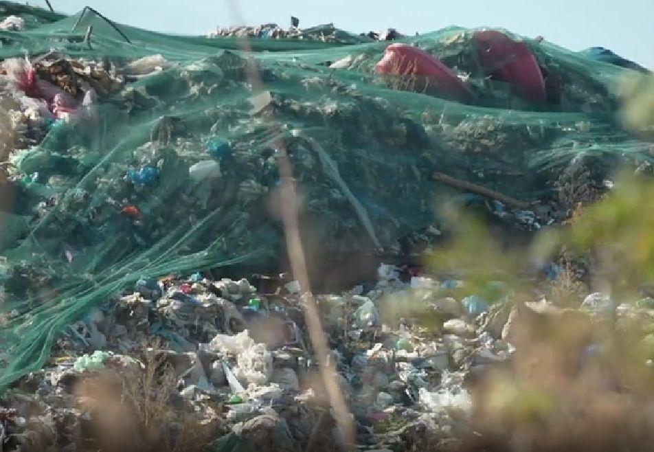 BBC a luat urma deșeurilor arse care îi sufocă pe bucureșteni. Jurnaliștii au aflat că Marea Britanie își aruncă gunoiul în România 740028