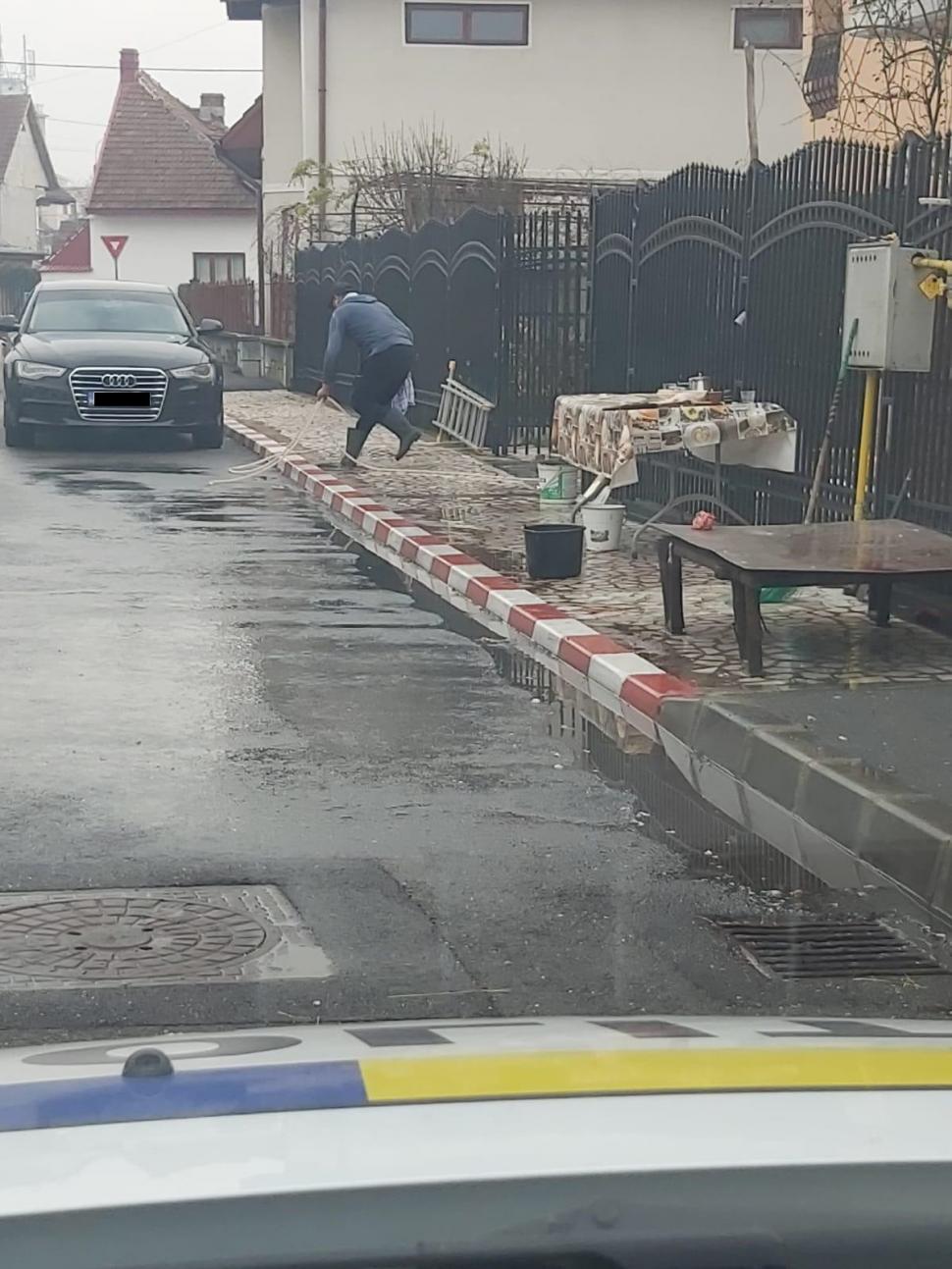 "Doar în România poți vedea așa ceva!". Cum a tăiat o familie din Târgu Jiu porcul în mijlocul străzii  740103