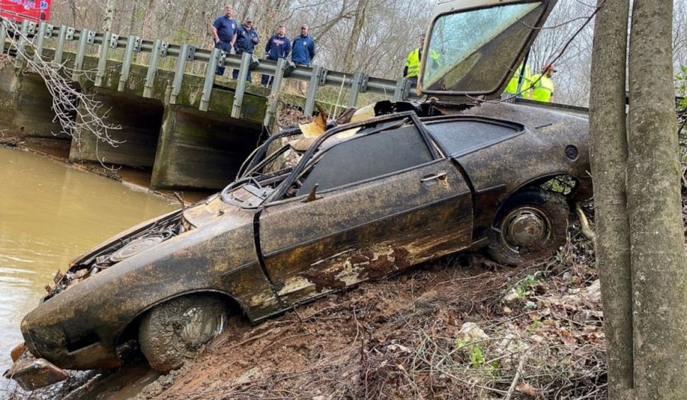 Mașina unui student dispărut acum 45 de ani a fost găsită într-un pârâu. Înauntru se aflau oase umane, pe care poliția americană încearcă să le identifice