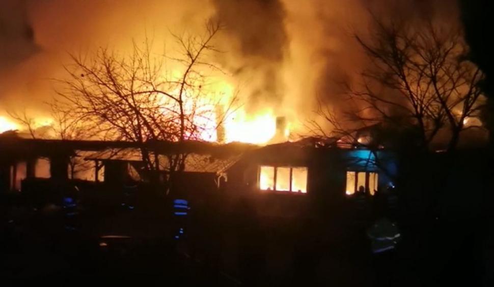 Incendiu violent la un ansamblu de locuințe din județul Harghita