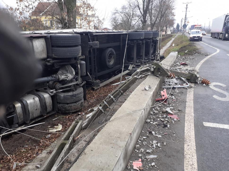 Un TIR s-a răsturnat în afara şoselei la Cluj, la locul incidentului au fost găsite două victime 740232