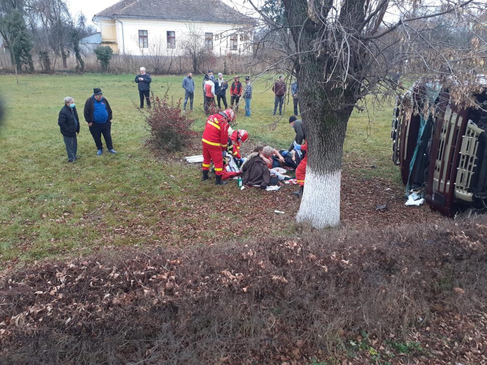 Un TIR s-a răsturnat în afara şoselei la Cluj, la locul incidentului au fost găsite două victime 740233