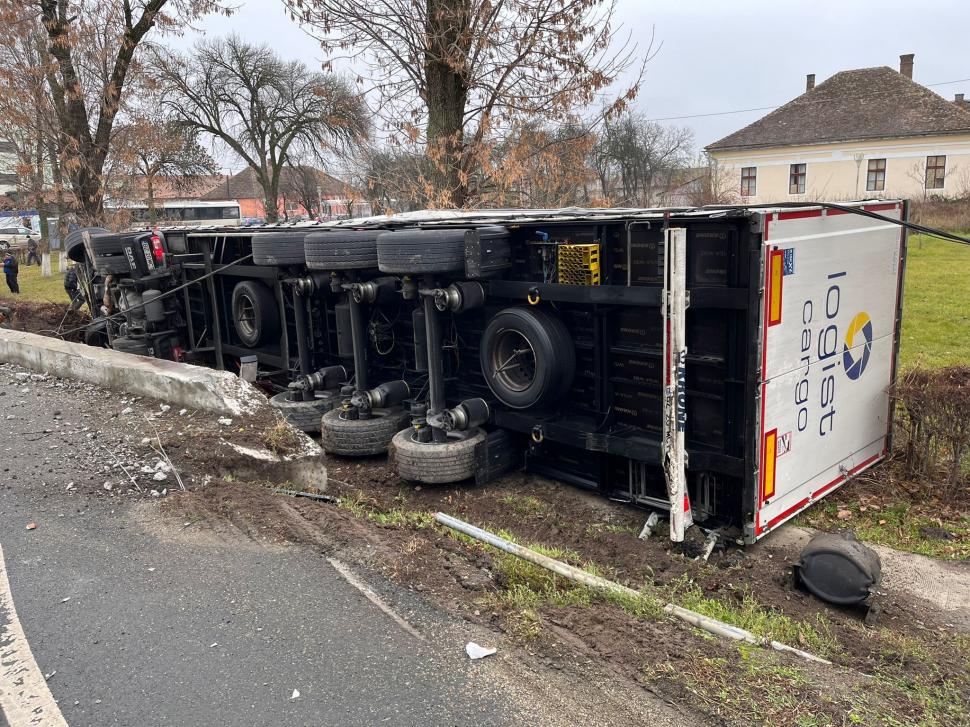 Un TIR s-a răsturnat în afara şoselei la Cluj, la locul incidentului au fost găsite două victime 740234