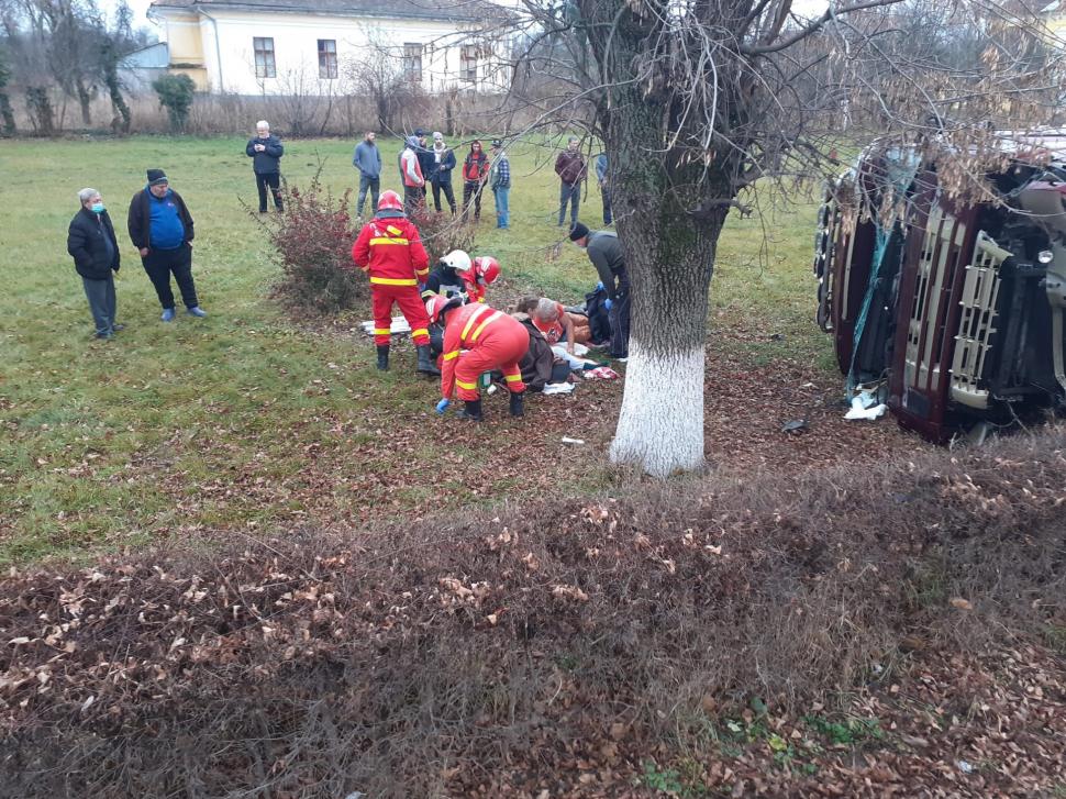 Un TIR s-a răsturnat în afara şoselei la Cluj, la locul incidentului au fost găsite două victime 740236