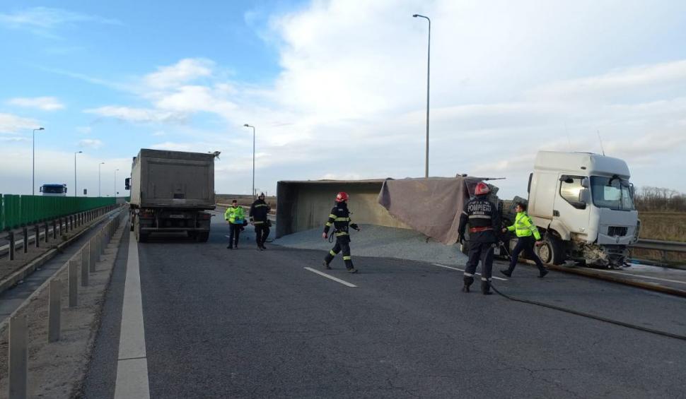 Un camion a spart un parapet, a lovit un alt camion și a luat foc. Accident grav pe autostrada A4 740387