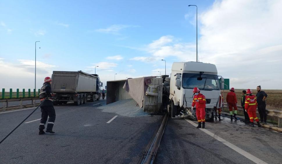 Un camion a spart un parapet, a lovit un alt camion și a luat foc. Accident grav pe autostrada A4 740388