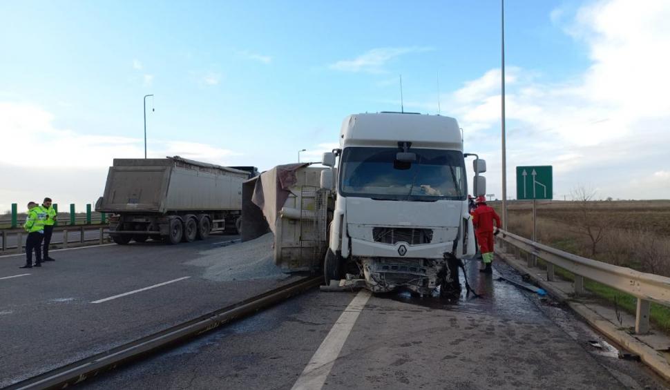 Un camion a spart un parapet, a lovit un alt camion și a luat foc. Accident grav pe autostrada A4 740392